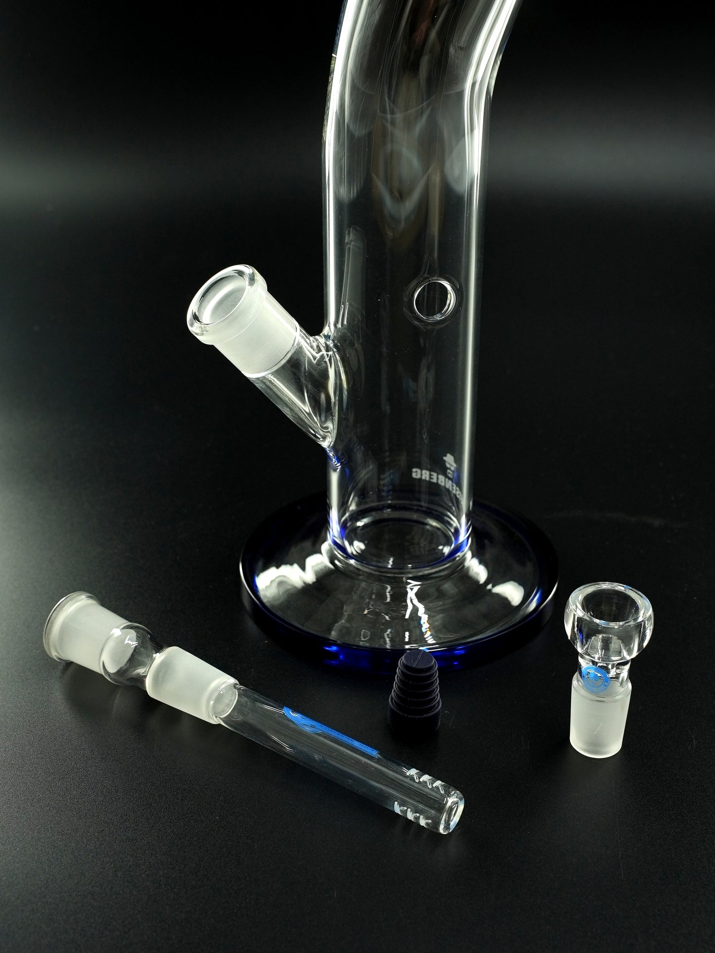 Lieferumfang der Slick Rick 3.0 auf einen Blick: Glasbong, Chillum mit Schlitzloch-Diffusor und Standardkopf im 18.8 mm Format