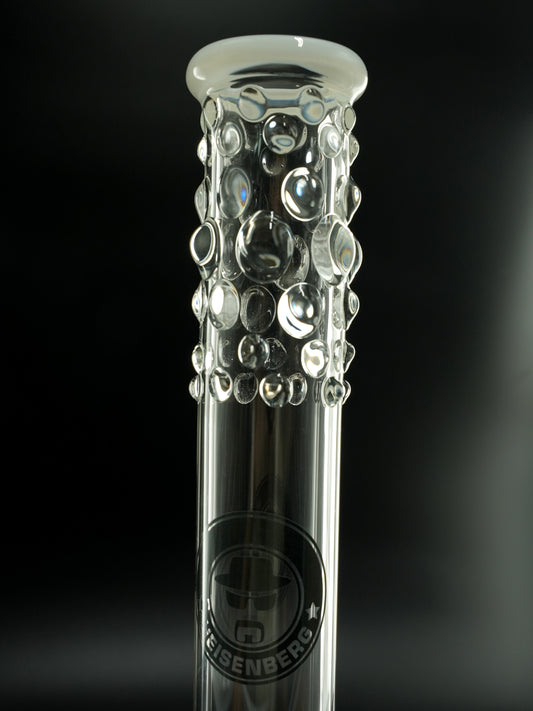 Markante Glasperlen und ein weißes Mundstück verleihen der Heisenberg Ghetto Bitch Bong ihren einzigartigen Look