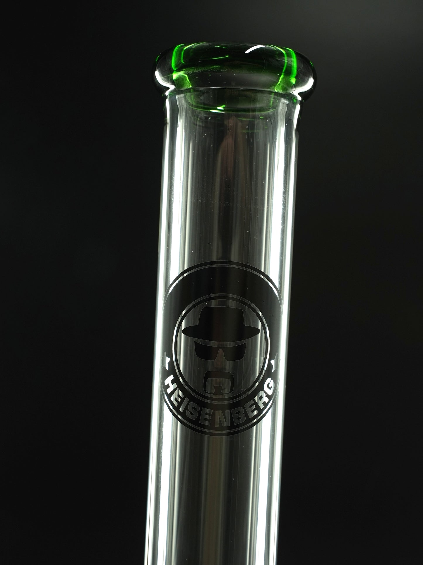 Die Heisenberg 50-7 Green Bong überzeugt mit 50 cm Höhe, 7 mm dickem Glas und klassischem Lift-Off-System – stark, schlicht, funktional.