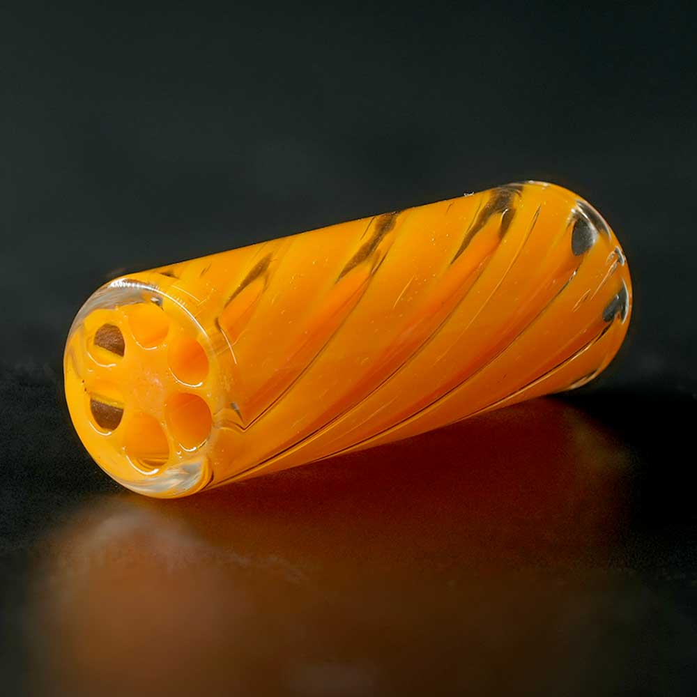 Detailaufnahme STYCKY Glasfilter Capri Ø 10 mm 30 mm mit orange-gelben Spiral-Strukturen im Glasfilter
