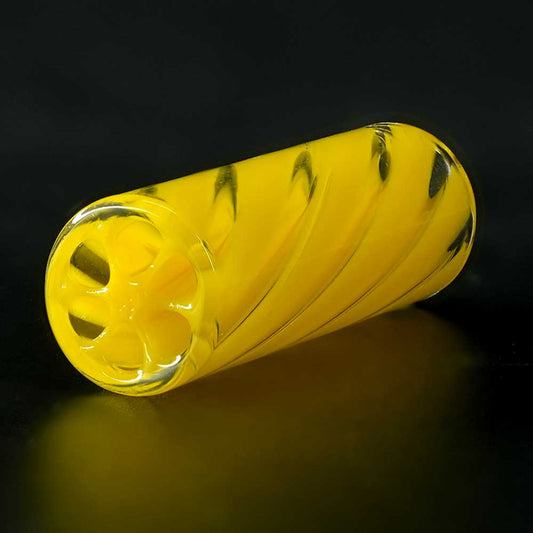Detailaufnahme STYCKY Glasfilter Helia Ø 10 mm 30 mm mit gelben Spiral-Strukturen im Glasfilter