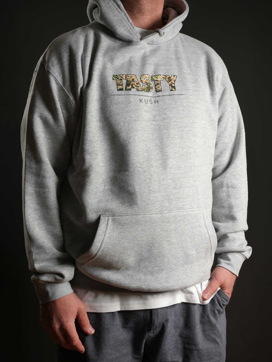 Der TASTY Kush Hoodie Grey zeigt auf der Vorderseite den markanten TASTY Kush Print – ideal für Fans von OG Kush