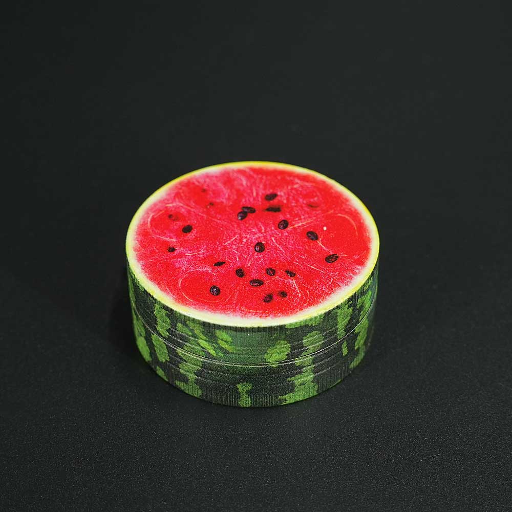 Champ Grinder im Melon-Look: farbenfroher Motivdeckel mit Fruchtoptik, kombiniert mit stabilem Mahlwerk für den täglichen Einsatz
