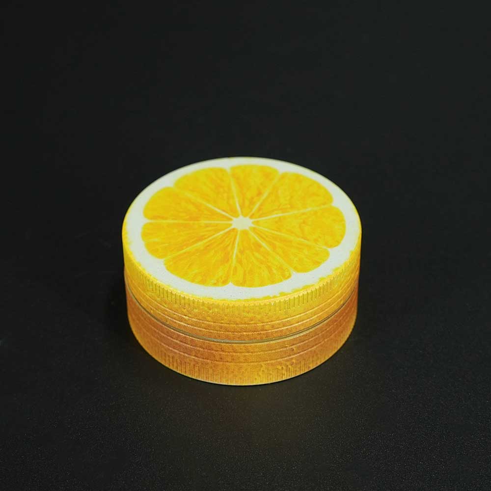 Zweiteiliger Champ Grinder mit 5 cm Durchmesser und gelbem Lemon-Motiv auf dem Deckel – frisches Design trifft robuste Funktion