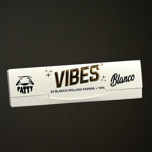 Die VIBES Papers King Size + Tips Blanco zeigen sich in natürlicher Optik – ungebleicht und hochwertig verarbeitet.