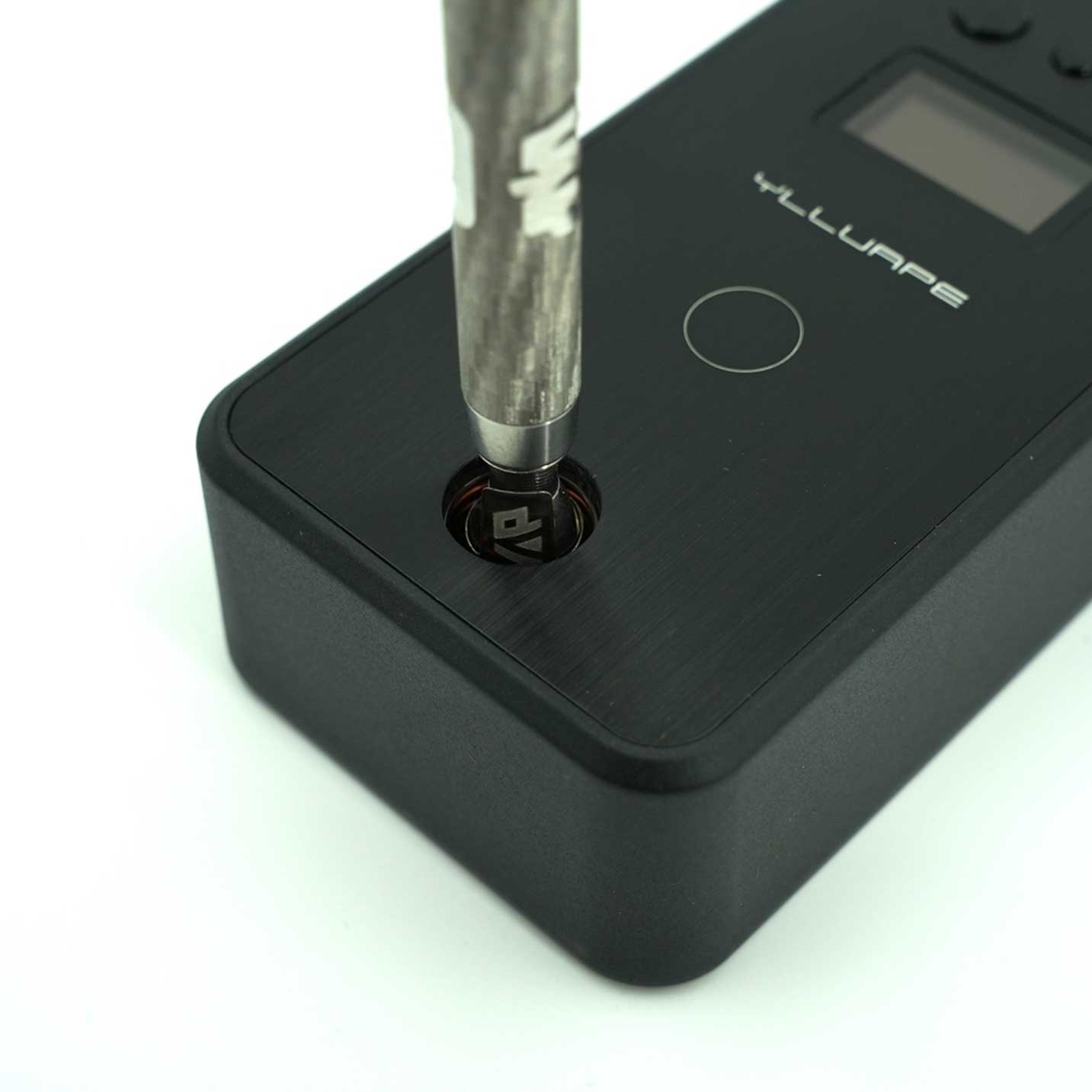 Nahaufnahme des Yllvape V.2 während der Anwendung – DynaVap Tip steckt im Heizer, LED-Anzeige aktiv, Fokus auf Detail und Materialqualität