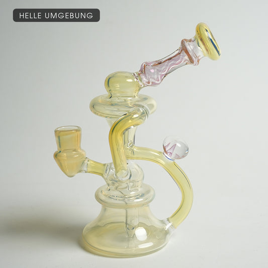 Dab Rig Nova Orb Recycler aus Silver-Fumed-Glas in heller umgebung