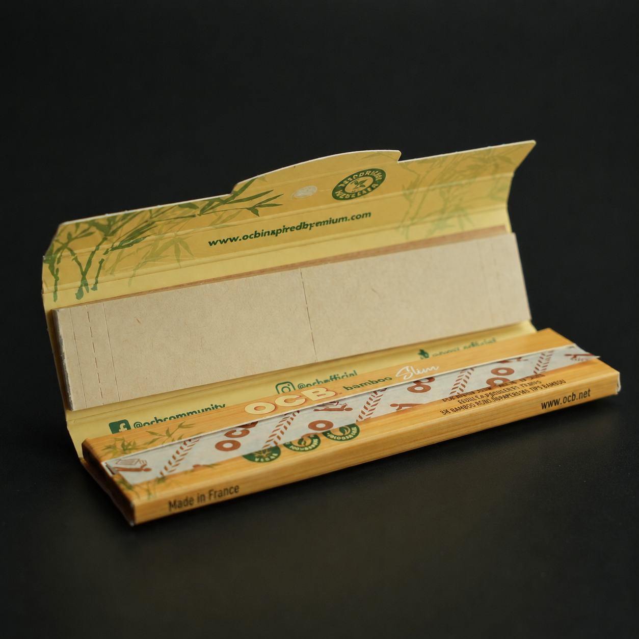 Geöffnete OCB Bamboo KSS Papers + Tips mit sichtbaren Blättchen