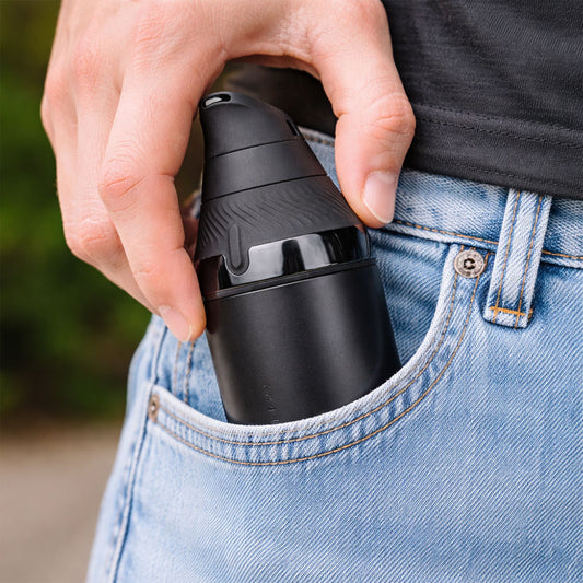 Puffco Proxy Core Vaporizer in Hosentasche – tragbarer Konzentrat-Vaporizer im kompakten Format für maximale Mobilität und diskrete Nutzung