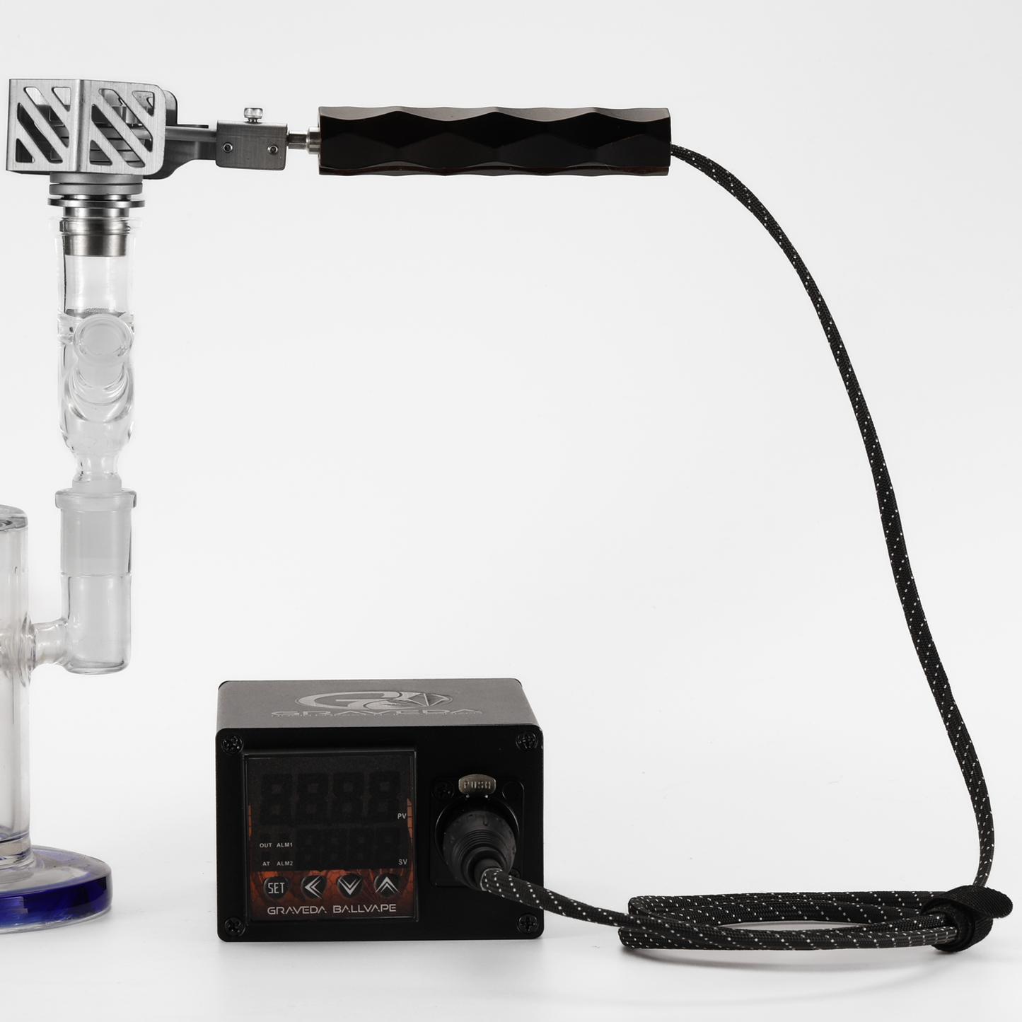 Ball-Vape eingesetzt in eine Bong – angeschlossener Heizcontroller, bereit zur Verwendung