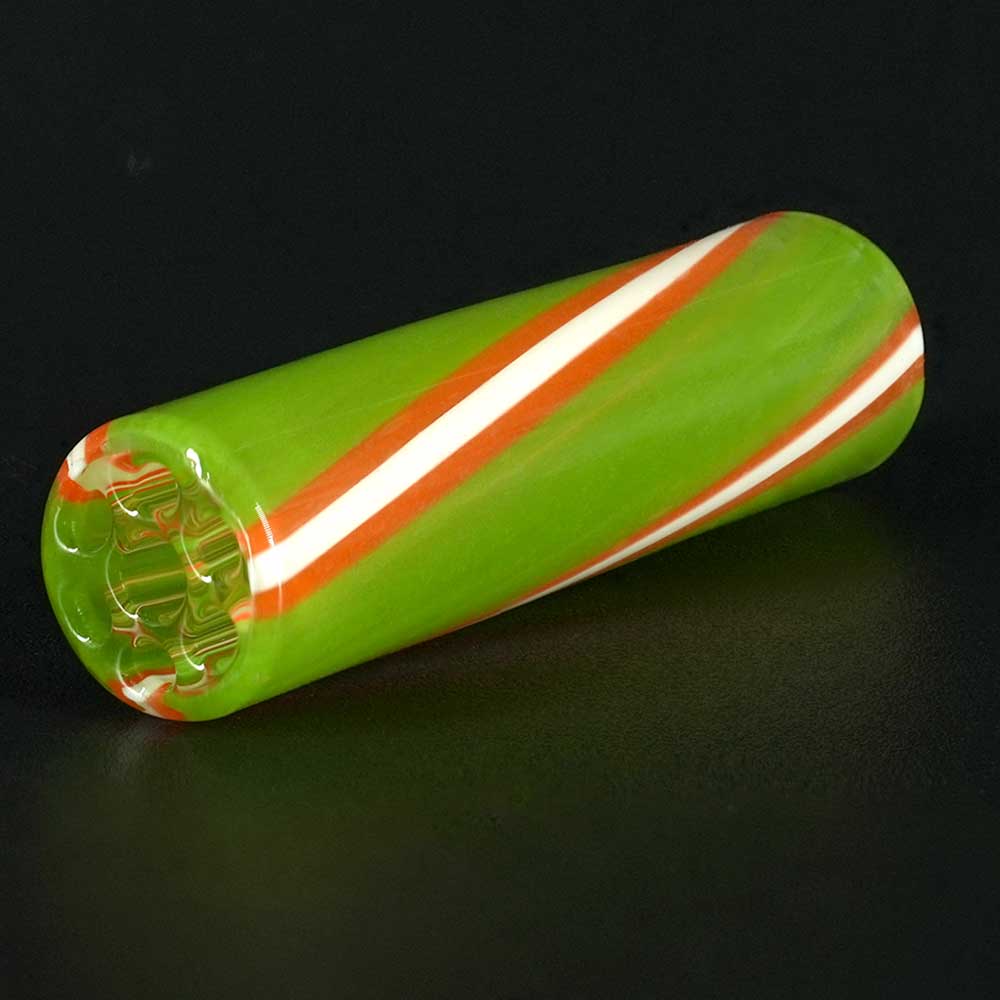 Detailaufnahme STYCKY Glasfilter Mamba Ø 8 mm mit limegrünem Glas und geschwungenen weißen und orangefarbenen Linien
