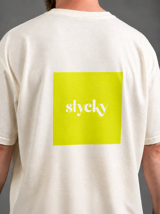 STYCKY T-Shirt Cremeweiß mit großem grünen Logo Rückenprint