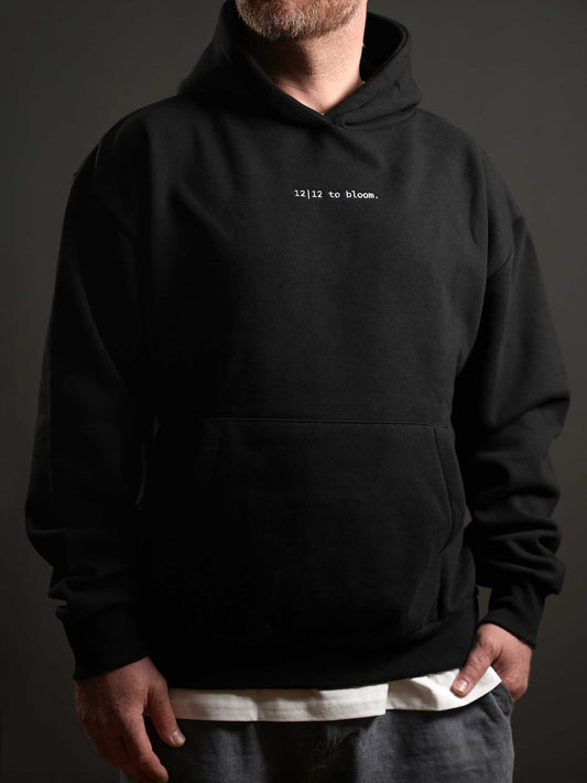 Der 12|12 to bloom Hoodie in klassischem Design mit dezentem Stick auf der Vorderseite – für Kenner und Liebhaber.