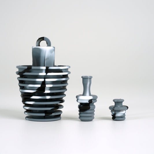 Silikonstopfenset für Bongs – fünf Stopfen für Reinigung & Transport
Das Set enthält Silikonstopfen für Kickloch, Schliff und Mundstück – perfekt für eine sichere Reinigung und sauberen Transport.