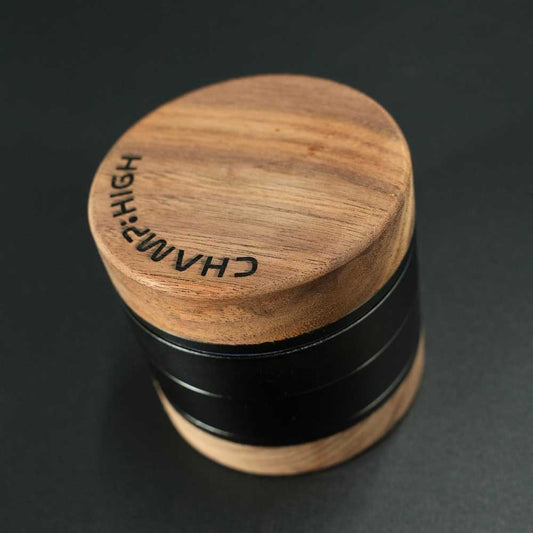 Hochwertiger Grinder mit Echtholz-Verkleidung an Deckel & Boden – CNC-gefrästes Aluminium kombiniert Robustheit mit Stil