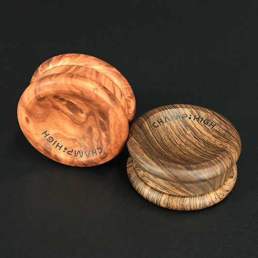 Grinder mit 50 mm Durchmesser und flachem Design – stilvolle Holzoptik kombiniert mit funktionalem Aluminium-Inlay