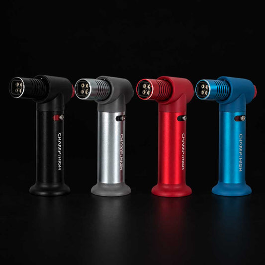 Alle vier Farben des CHAMP HIGH 4 Blue Flames Table Lighters: Rot, Schwarz,blau und Silber.