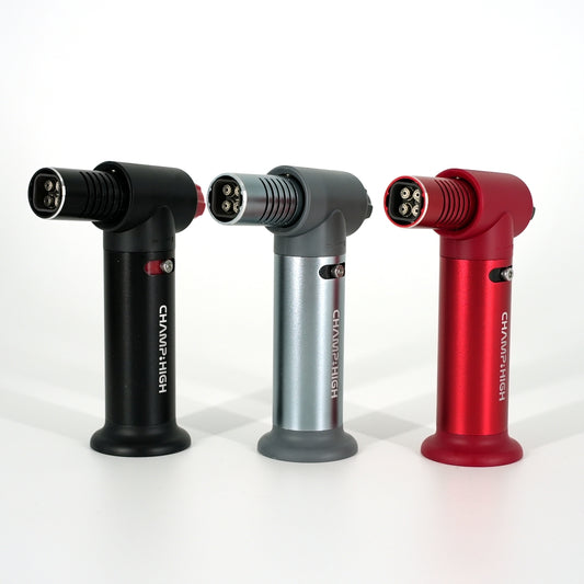 Alle drei Farben des CHAMP HIGH 4 Blue Flames Table Lighters: Rot, Schwarz und Silber.