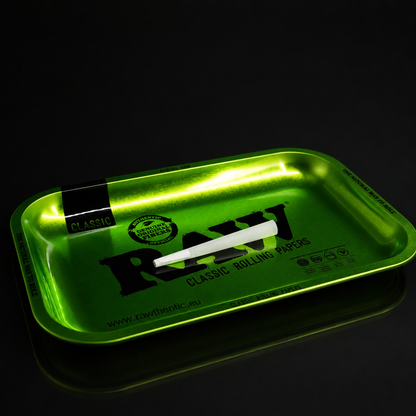 RAW Emerald Green Rolling Tray Small mit Paper-Cone zur Größeneinordnung
