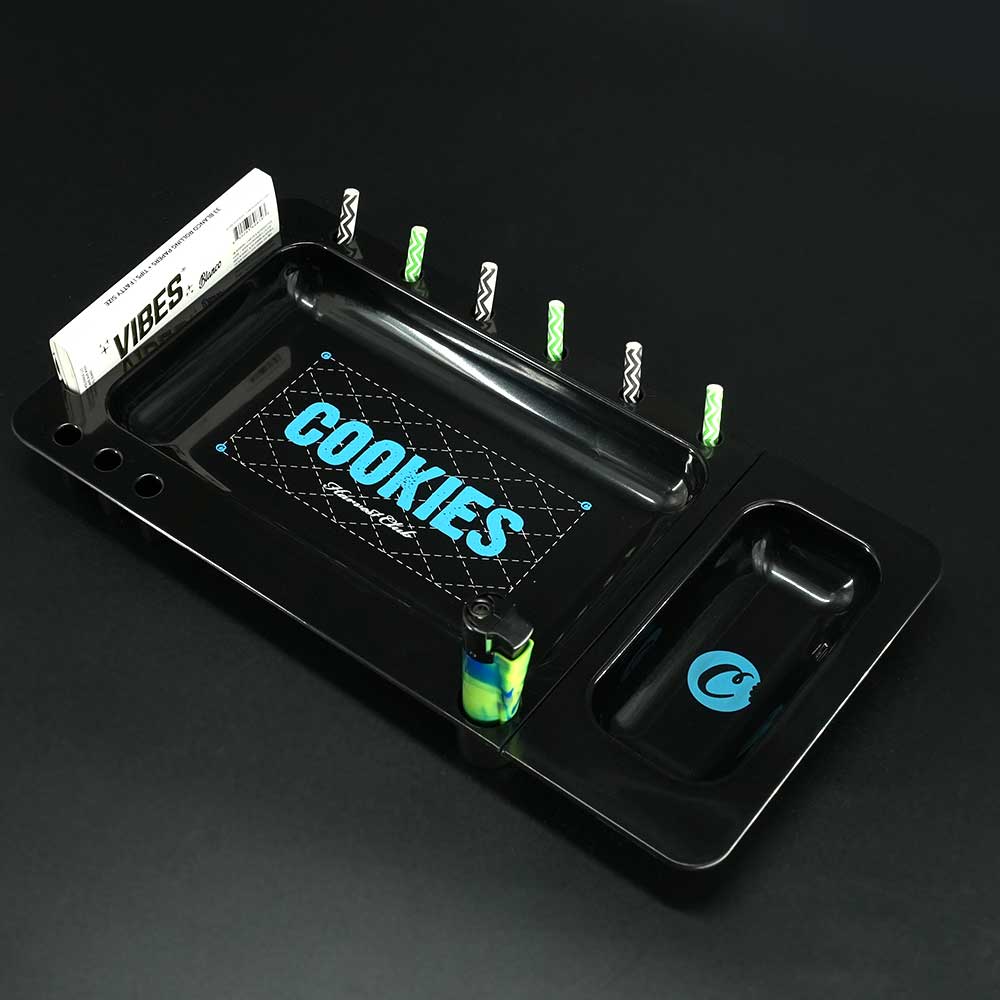 Cookies Rolling Tray im Einsatz: Präsentation mit Zubehör – Papers, Filter & Tools, um die Größe zu verdeutlichen.