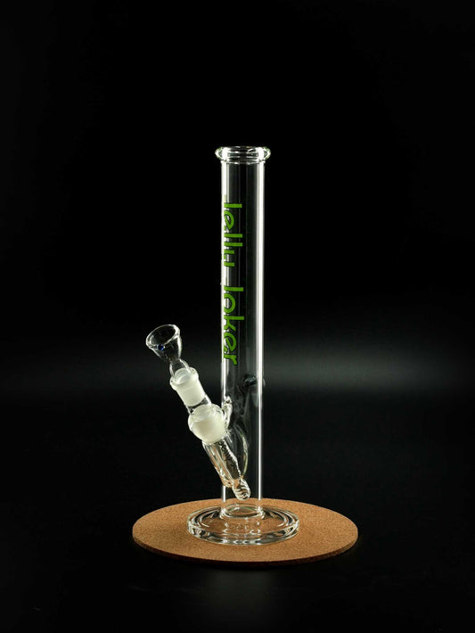 Die Greenline JJ-S-008 ist eine 35 cm hohe Glasbong mit Kickloch, 18.8 mm Schliff und Diffusor – ideal für tägliche Sessions