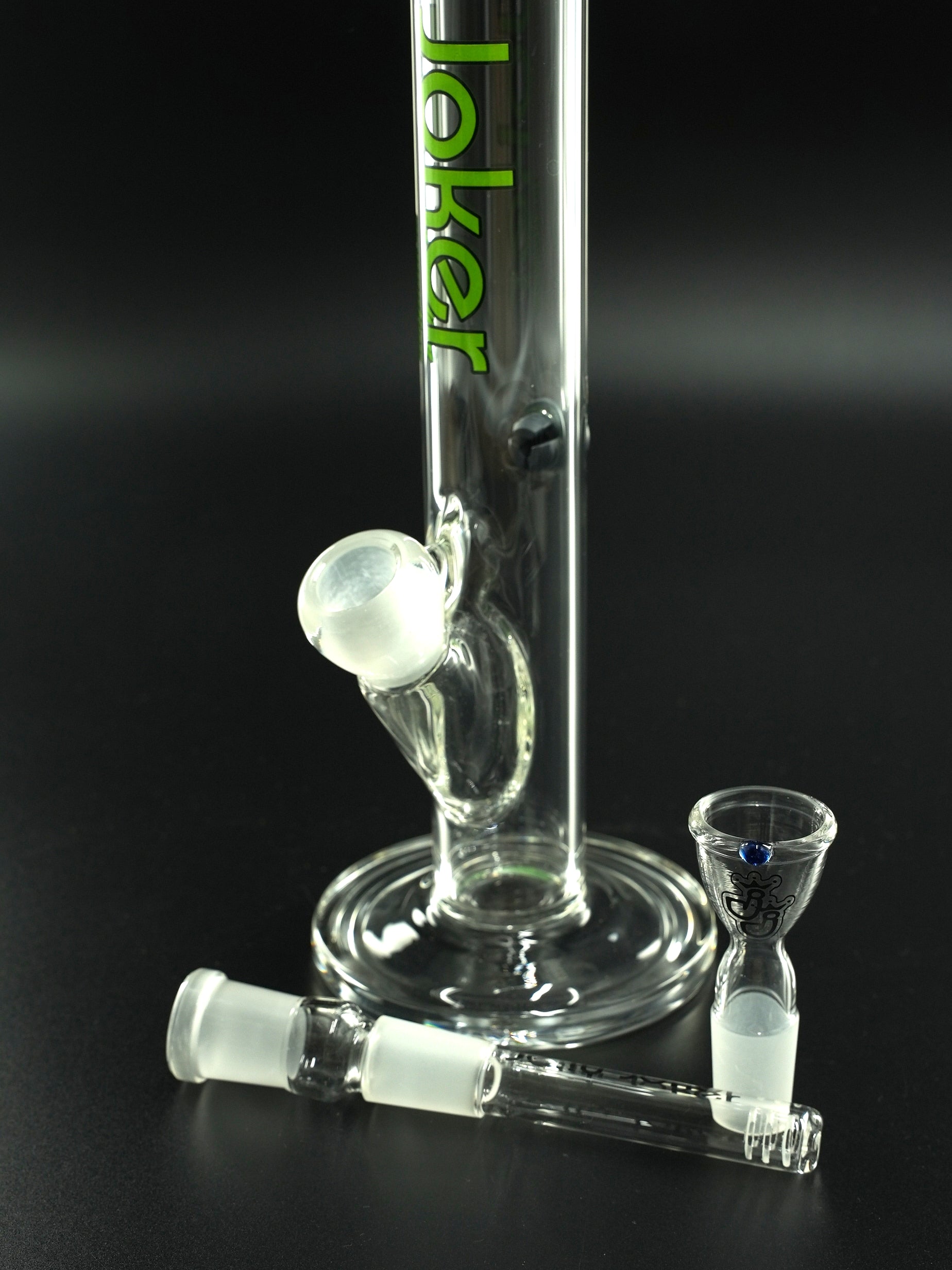 Im Lieferumfang enthalten: die JJ-S-008 Glasbong von Jelly Joker, ein 10 cm langer Schlitz-Diffusor und ein passender Glaskopf mit 18.8 mm Schliff