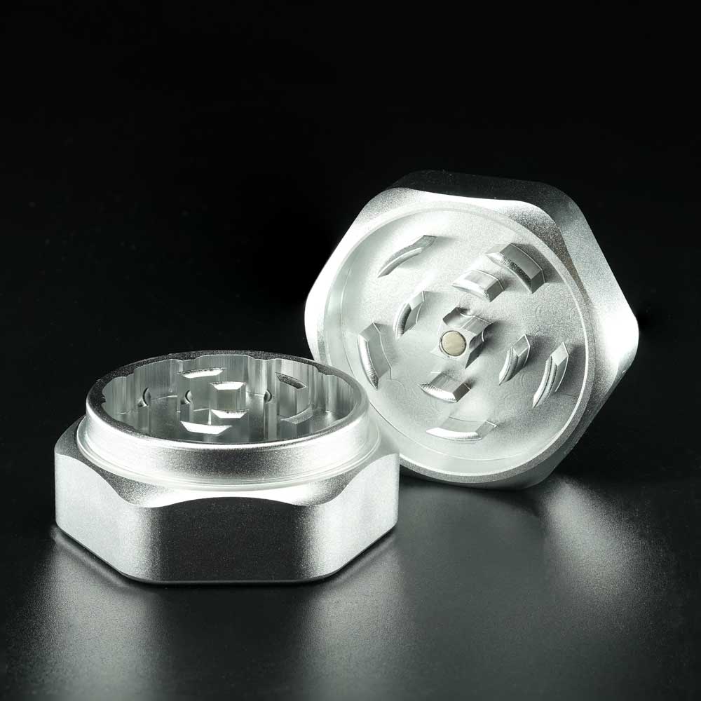 Katana Aluminium Grinder Silver Detailaufnahme der präzisen Schneidezähne aus Aluminium für sauberes Mahlen.