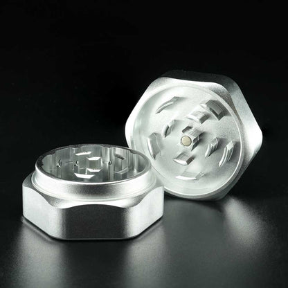 Katana Aluminium Grinder Silver Detailaufnahme der präzisen Schneidezähne aus Aluminium für sauberes Mahlen.