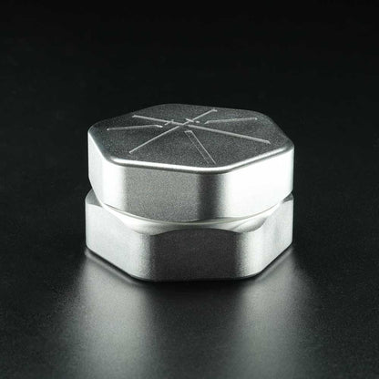 Katana Aluminium Grinder Silber – Gesamtansicht mit elegantem japanischem Design.