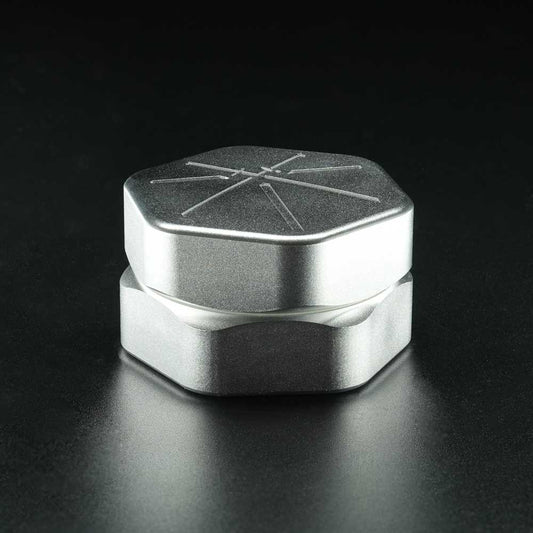Katana Aluminium Grinder Silber – Gesamtansicht mit elegantem japanischem Design.