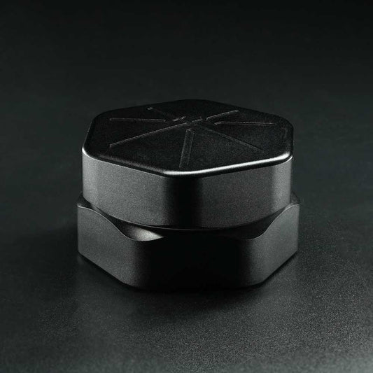 Katana Aluminium Grinder Black – edles Schwarzdesign mit 60 mm Durchmesser und scharfen Schneidezähnen.