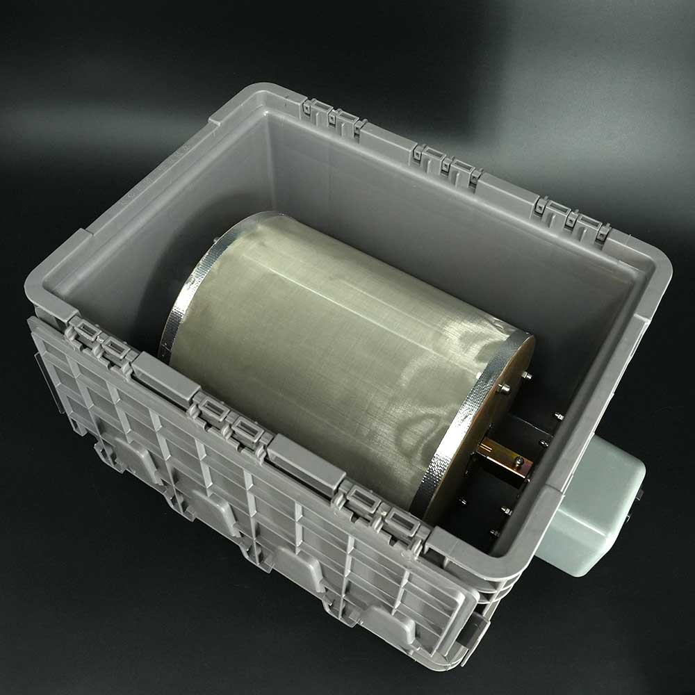 Geöffnete Heisenberg Pollenmaschine – einfache Befüllung und Entleerung der Edelstahl-Trommel.
Veranschaulicht das praktische Handling und die einfache Reinigung der Siebtrommel.