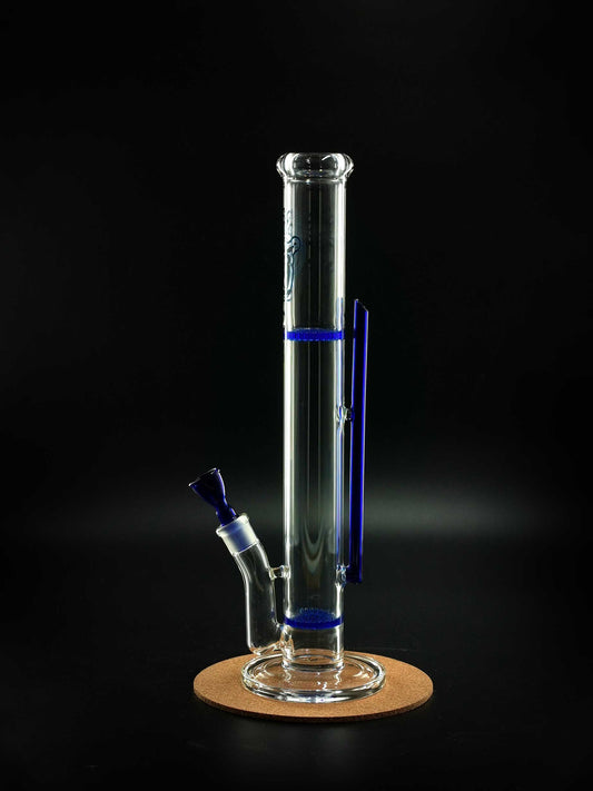 Die Chimney Bong von Jelly Joker zeigt sich in kompletter Höhe mit 45 cm und zwei Honeycomb-Perkolatoren – ein elegantes Kraftpaket aus Glas