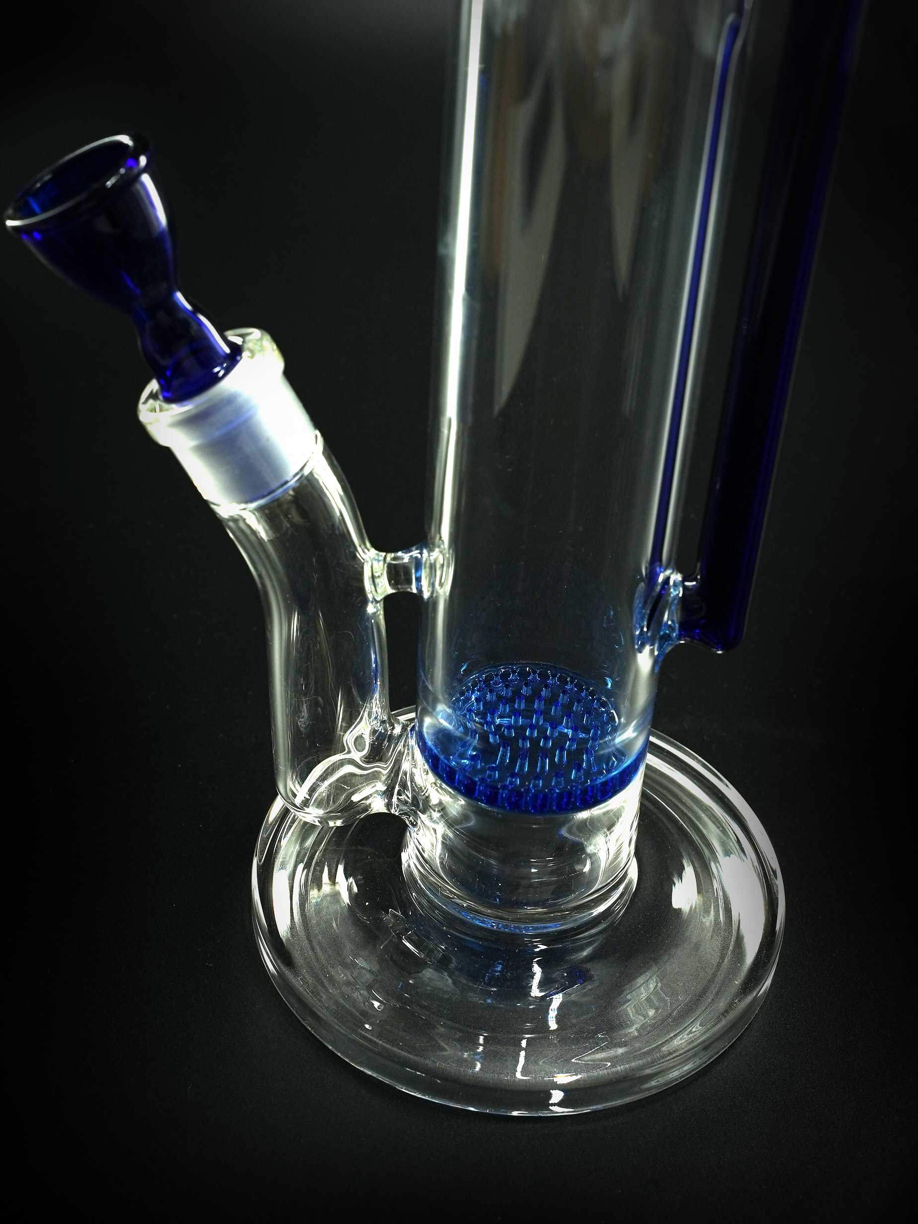 „Die Jelly Joker Chimney ist eine 45 cm hohe Glasbong mit zwei Honeycomb-Percolatoren, Kickloch und Eisfach – ideal für kühlen, gefilterten Rauchgenuss