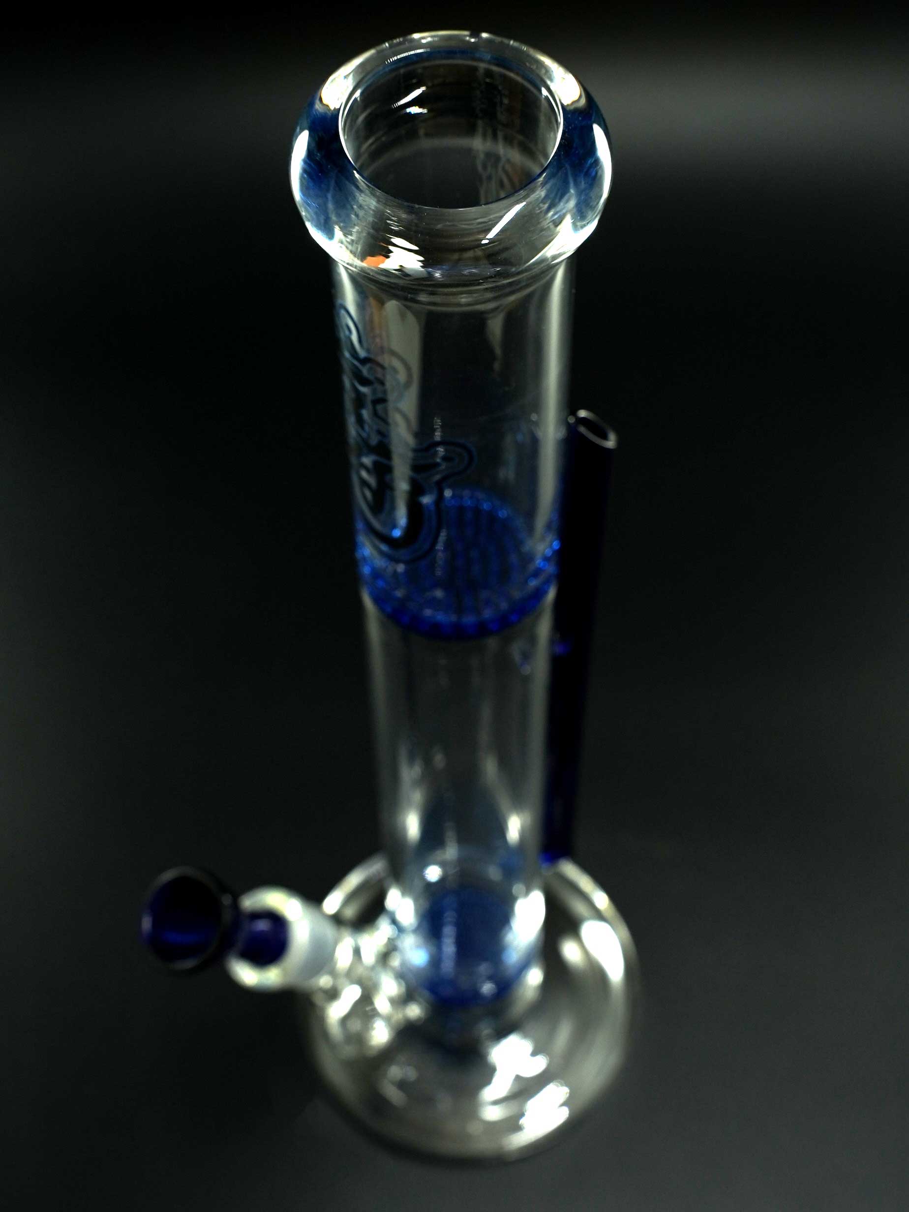Das farbig abgesetzte Mundstück der Chimney Bong von Jelly Joker und der schwarze Logo-Print unterstreichen das schlichte, hochwertige Design