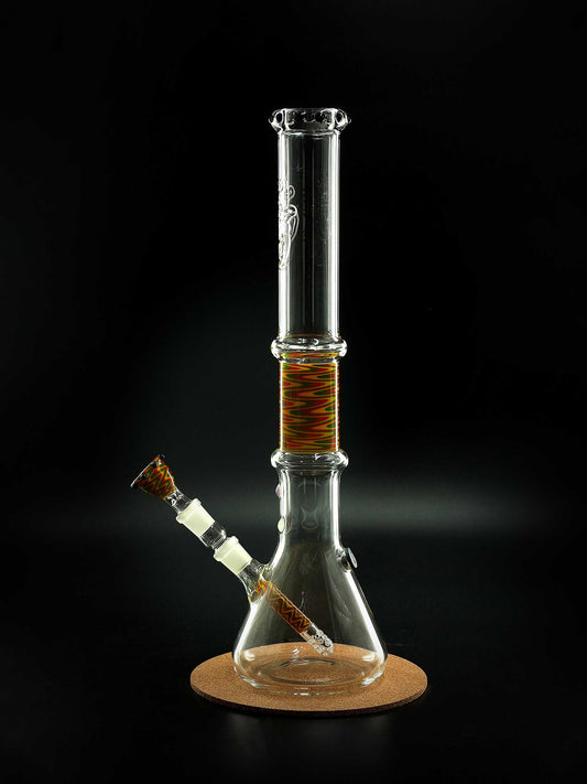 Die Jelly Joker Cleo2 5mm ist eine 48 cm hohe Glasbong mit markanten Glaseinschmelzungen und schwarzer Krone – elegant und funktional zugleich.