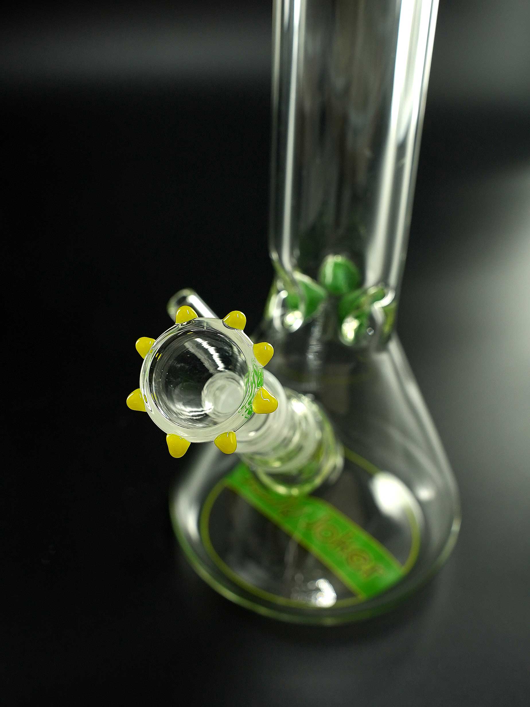 Der Glaskopf der Dioptas von Jelly Joker trägt eine gelbe Krone – passend zum restlichen Design der Bong
