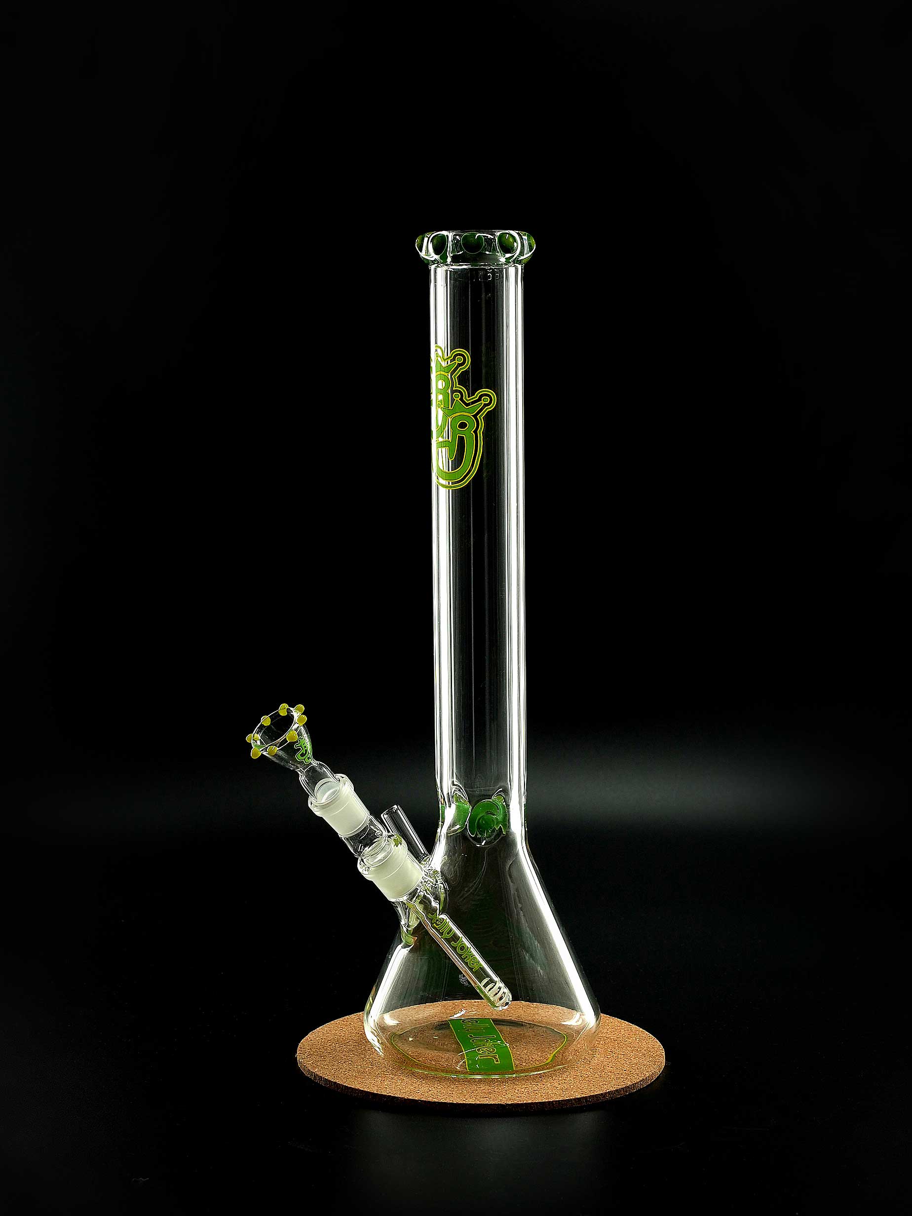 Die Dioptas von Jelly Joker ist eine 45 cm hohe Bong mit grün-gelbem Design, 7 mm Glasstärke und auffälligem Kronenmundstück