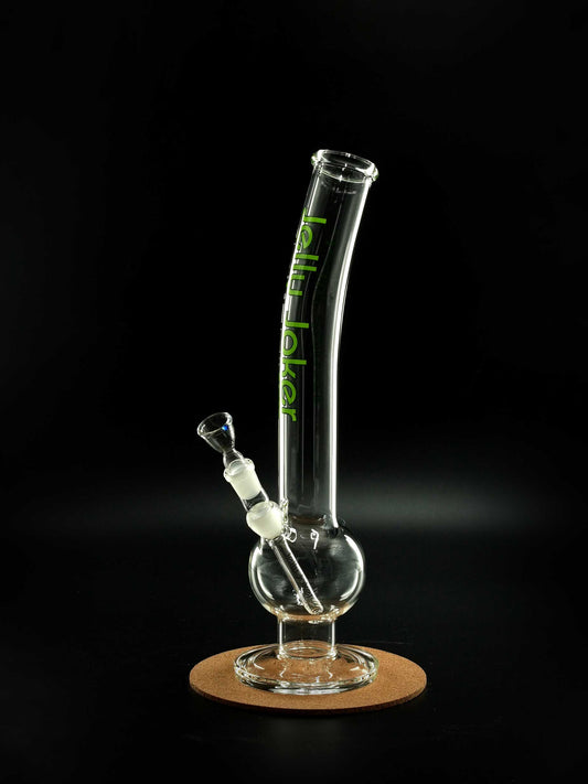 Die Greenline JJ-S-005 von Jelly Joker in voller Größe: eine 45 cm hohe Borosilikatglas-Bong mit geschwungenem Hals, Kickloch und kraftvollem Design für intensiven Rauchgenuss