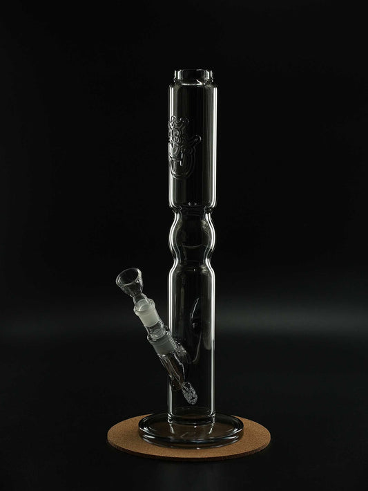 Die Jelly Joker High5 Smoke ist eine 45 cm hohe Glasbong mit rauchiger Tönung und robuster Bauweise – ein echtes Kraftpaket mit Stil.