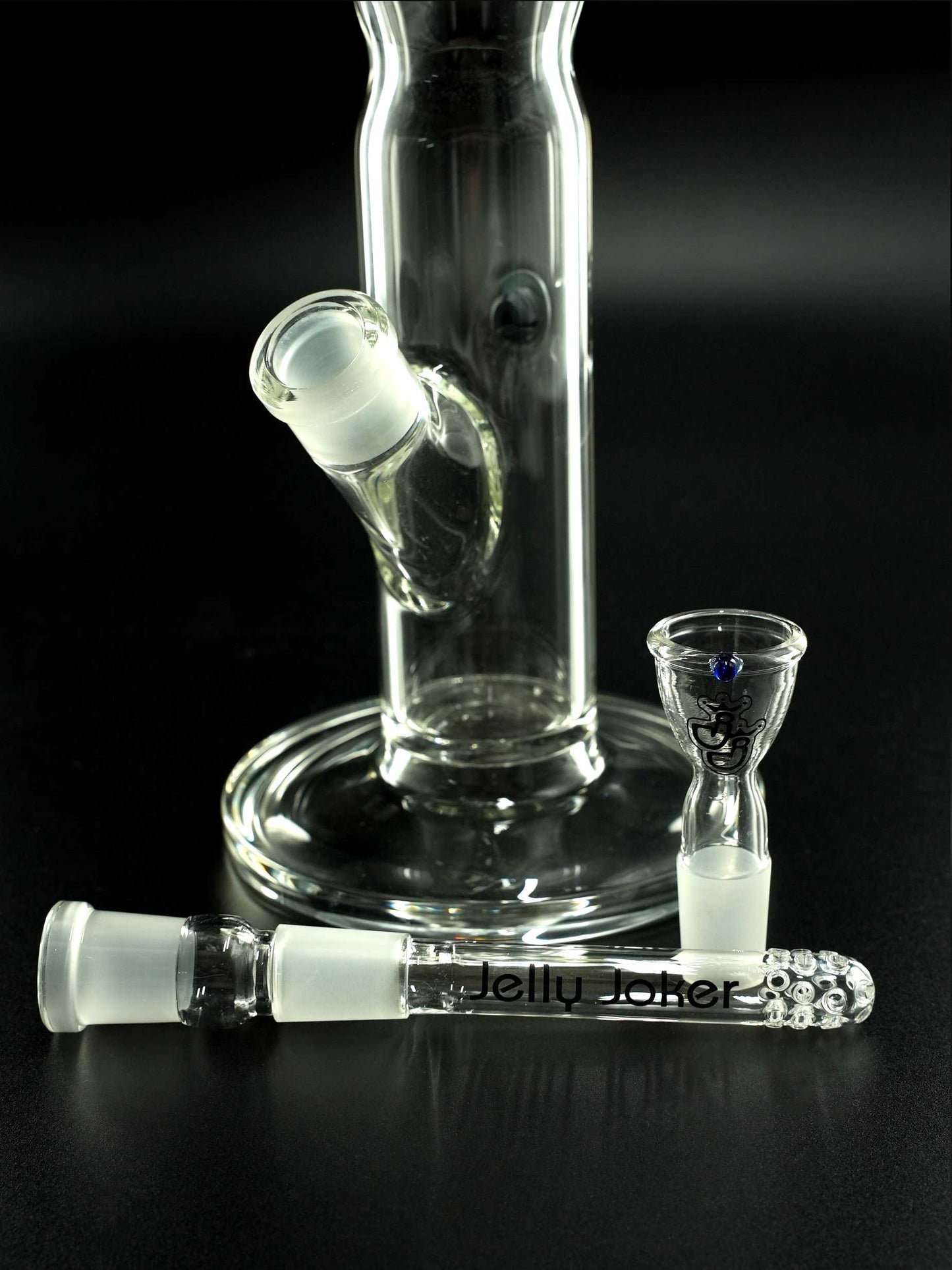 Zum Lieferumfang der Jelly Joker Little B Clear gehören ein 11,5 cm Schlitz-Diffusor-Chillum und ein passender Glaskopf mit 18,8 mm Schliff.