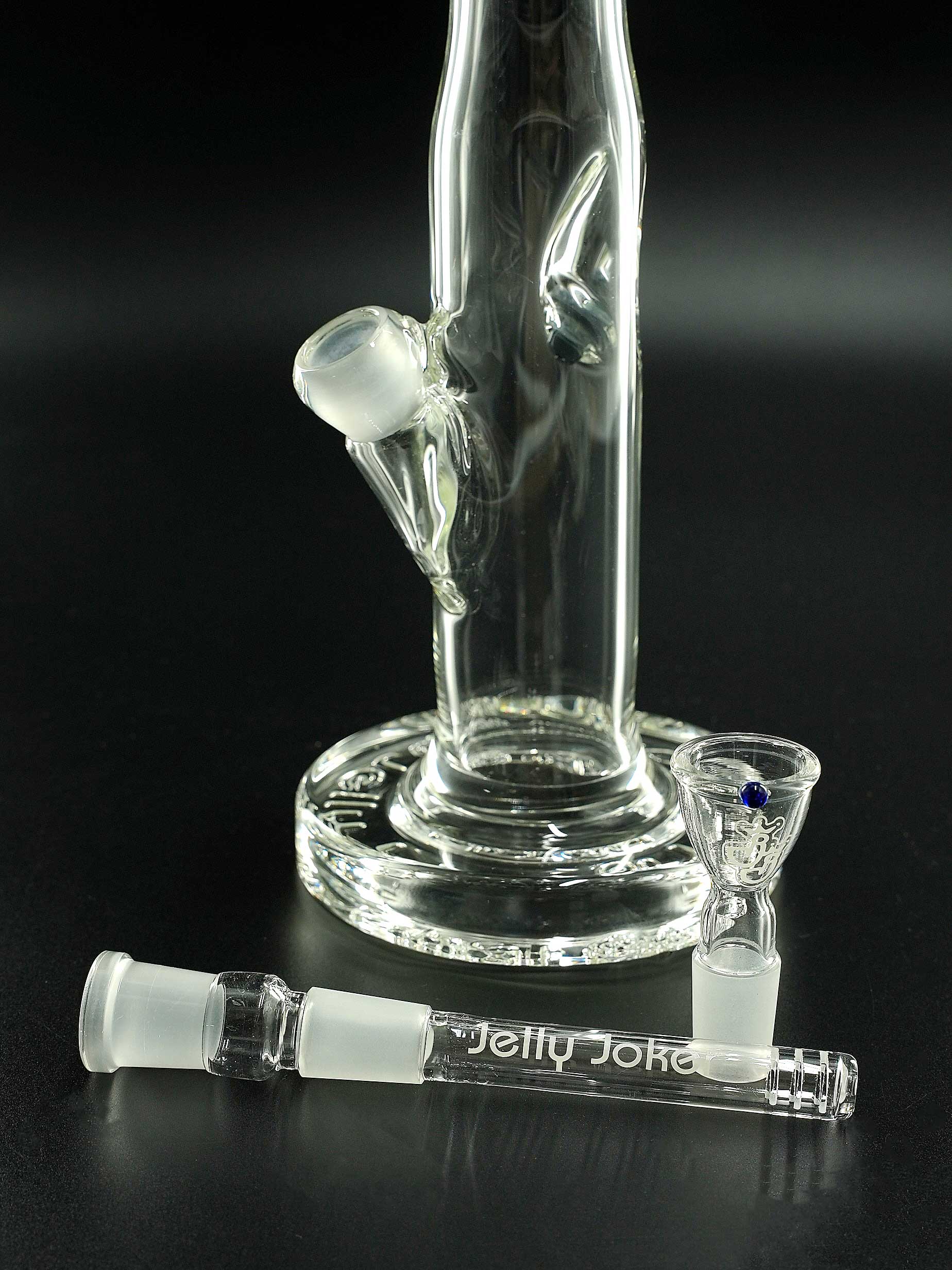 Zum Lieferumfang der Titanit von Jelly Joker gehören ein Glaskopf mit 18,8 mm Schliff und ein 11,5 cm langes Schlitzdiffusor-Chillum – alles sofort einsatzbereit.