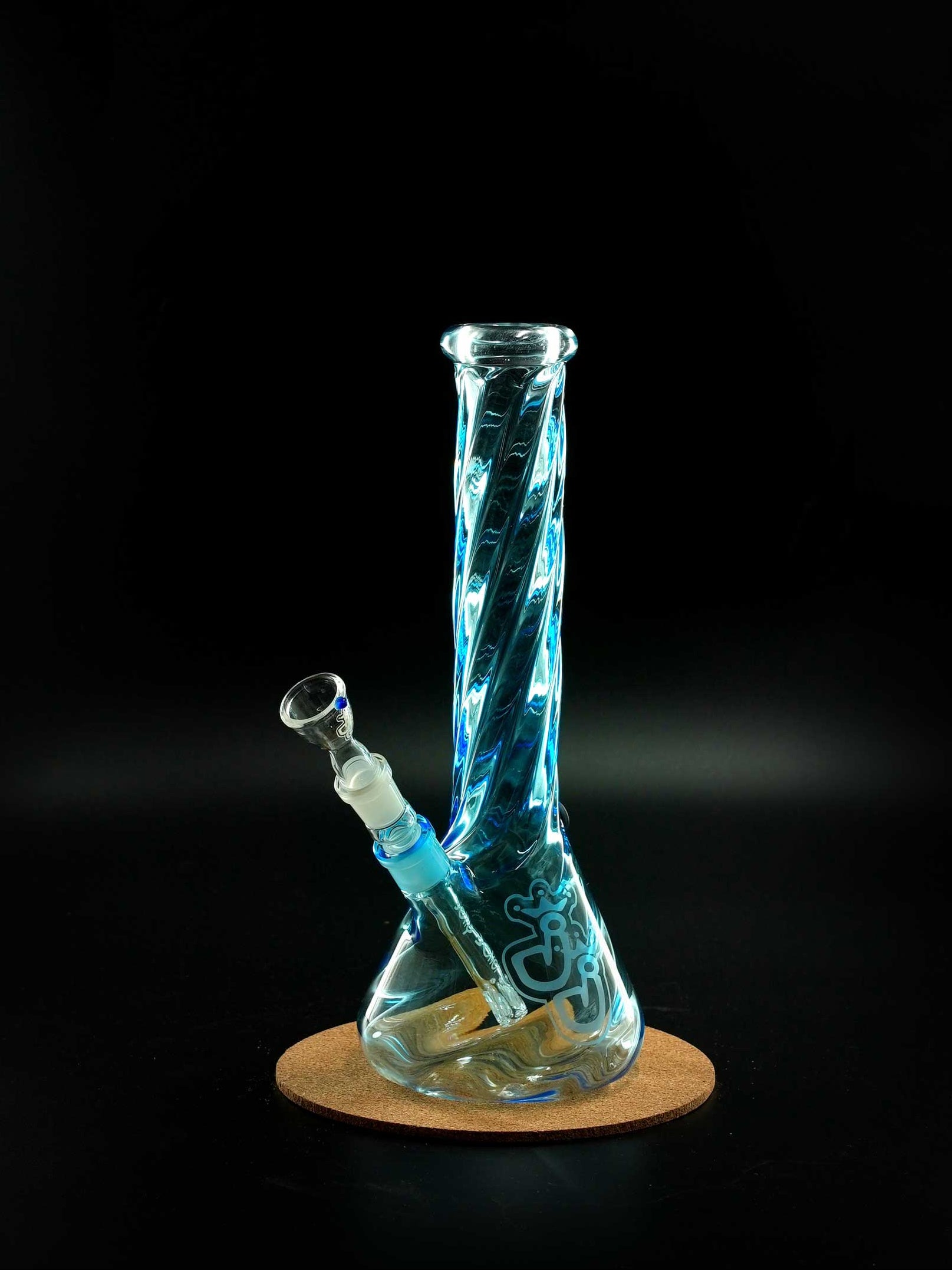 Die Jelly Joker Twisted ist eine 35 cm hohe Glasbong mit gedrehtem Borosilikatrohr, Eiskerben und farbiger Beschichtung – stabil, stilvoll und funktional.