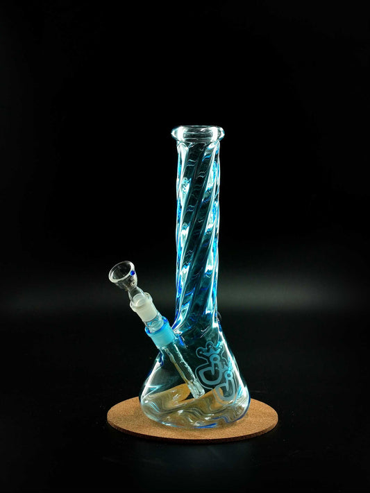 Die Jelly Joker Twisted ist eine 35 cm hohe Glasbong mit gedrehtem Borosilikatrohr, Eiskerben und farbiger Beschichtung – stabil, stilvoll und funktional.