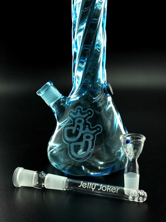 Im Set enthalten sind ein 13 cm Lochdiffusor-Chillum und ein Glaskopf mit 18,8 mm Schliff – passend zur Jelly Joker Twisted Bong