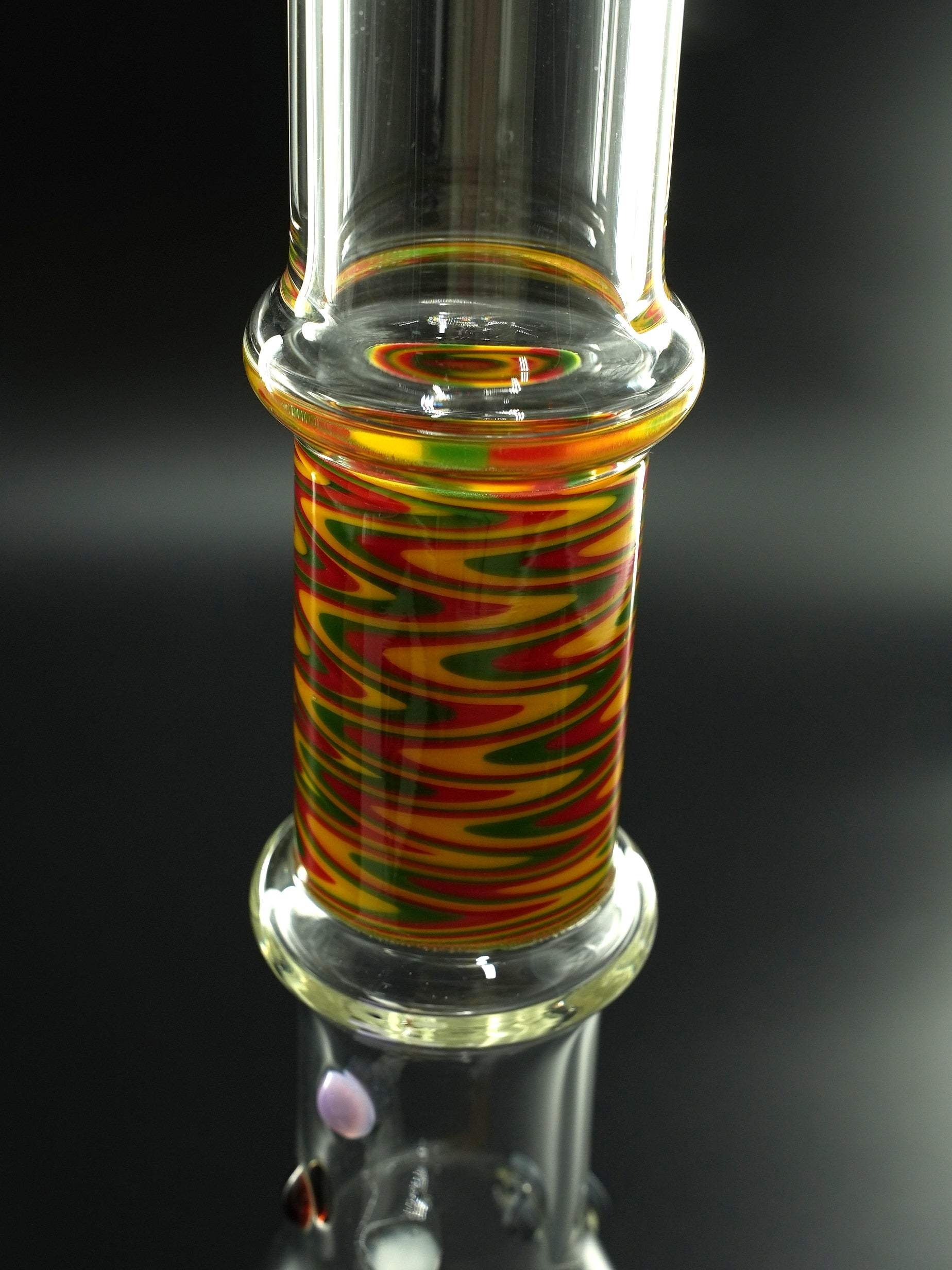 Die Jelly Joker Cleo2 ist eine elegante, 48 cm hohe Glasbong aus 5 mm starkem Borosilikatglas – robust, hochwertig und perfekt verarbeitet