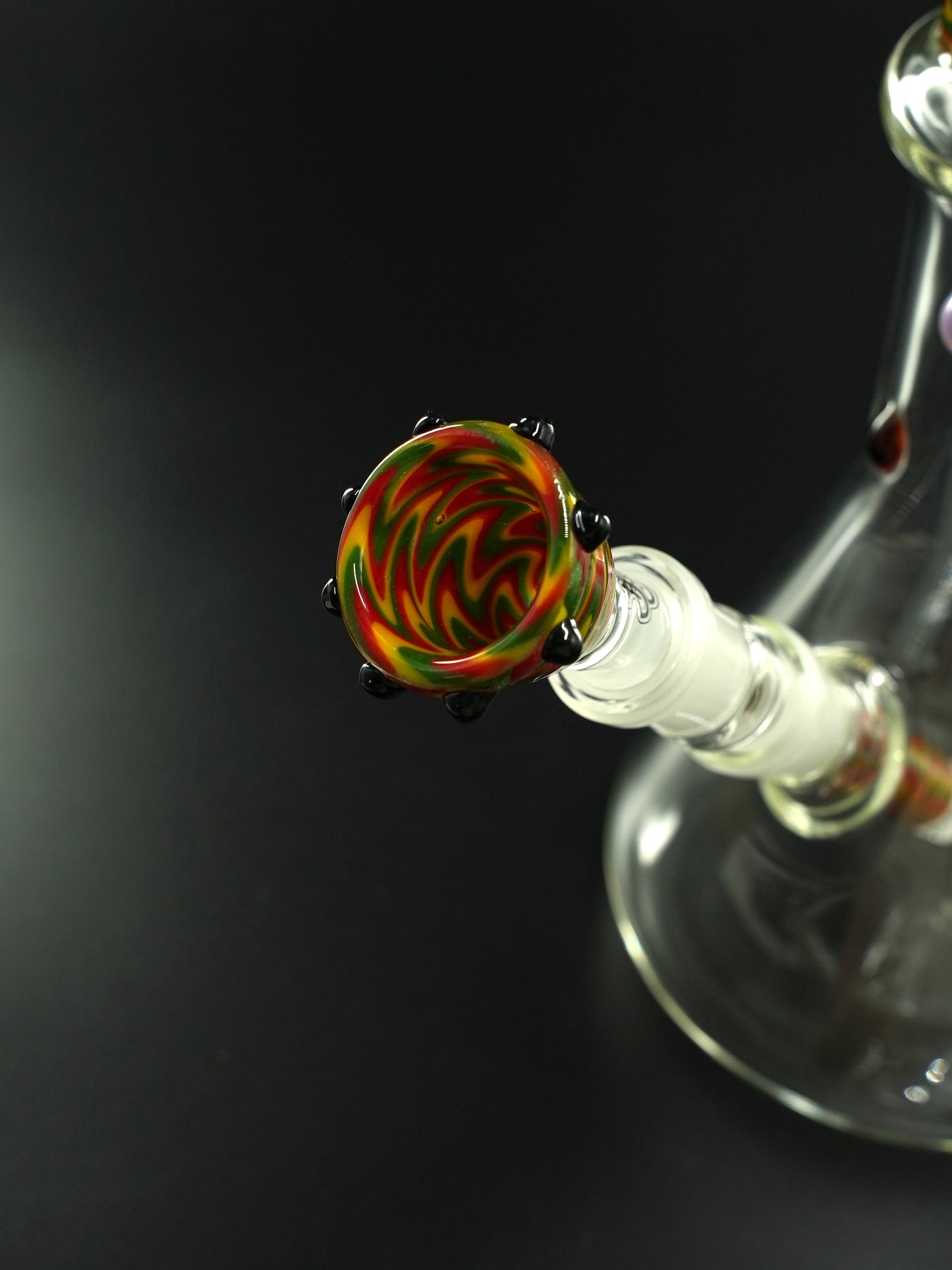 Der Glaskopf der Jelly Joker Cleo2 ist robust verarbeitet, mit farbiger Glaseinschmelzung und schwarzer Krone – stilvoll und funktional zugleich