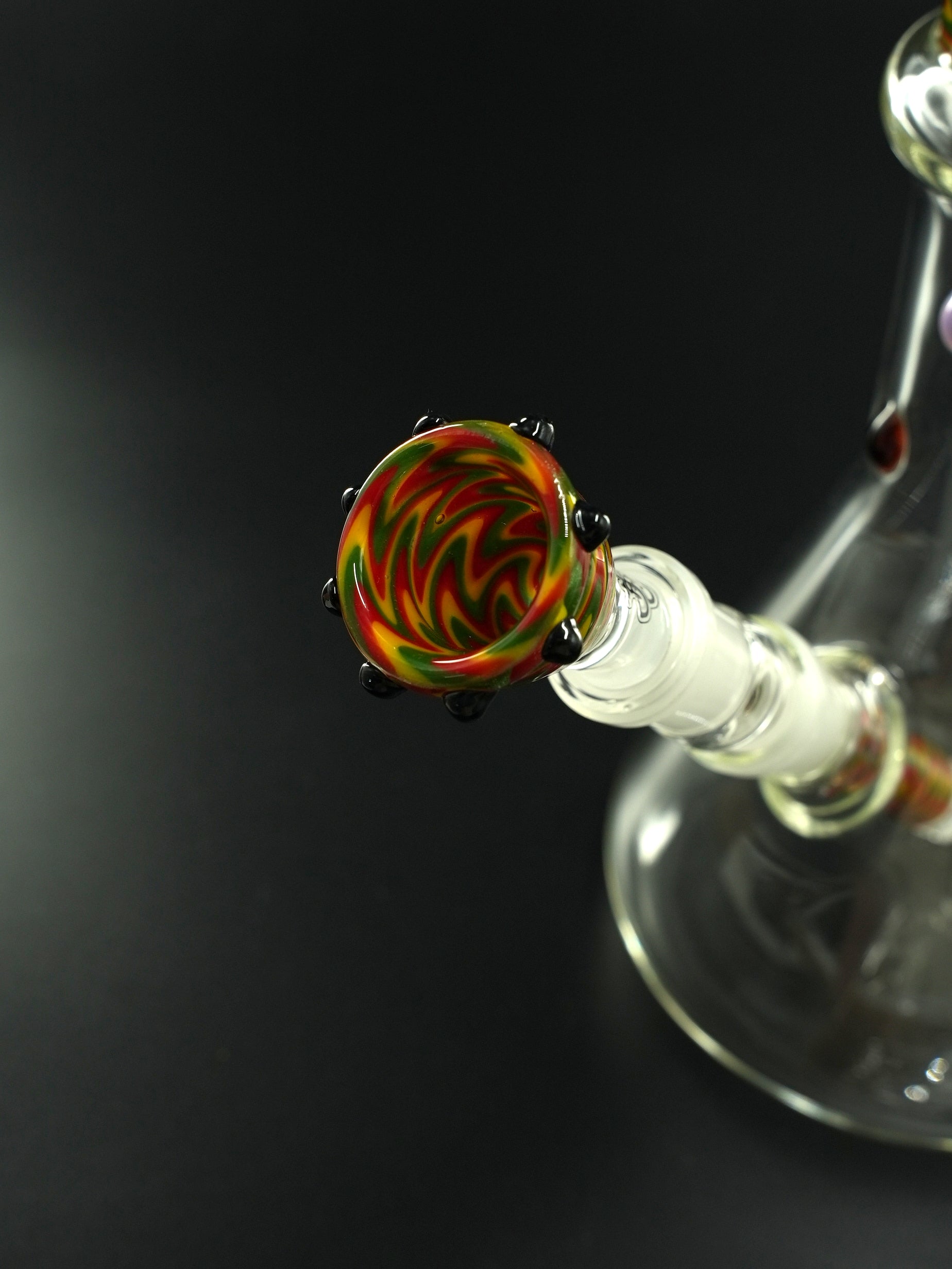 Der Glaskopf der Jelly Joker Cleo2 ist robust verarbeitet, mit farbiger Glaseinschmelzung und schwarzer Krone – stilvoll und funktional zugleich
