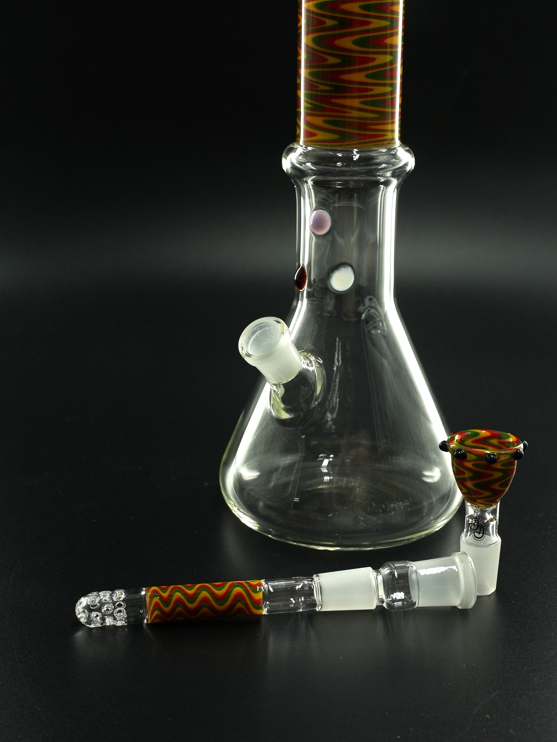 m Set enthalten: die Jelly Joker Cleo2 Glasbong, ein passendes Chillum mit Diffusor und ein hochwertiger Glaskopf – alles farblich abgestimmt