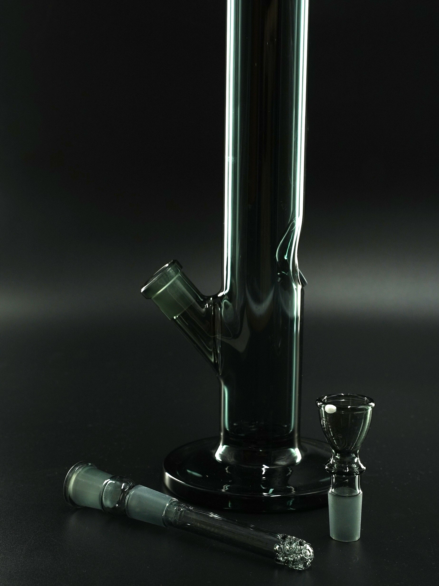 Die Fullco Black von Jelly Joker ist eine 45 cm große Bong aus 5 mm Borosilikatglas im eleganten Clear-Black-Look.